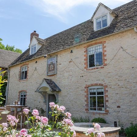 The Harcourt Arms Otel Stanton Harcourt Dış mekan fotoğraf The former school house