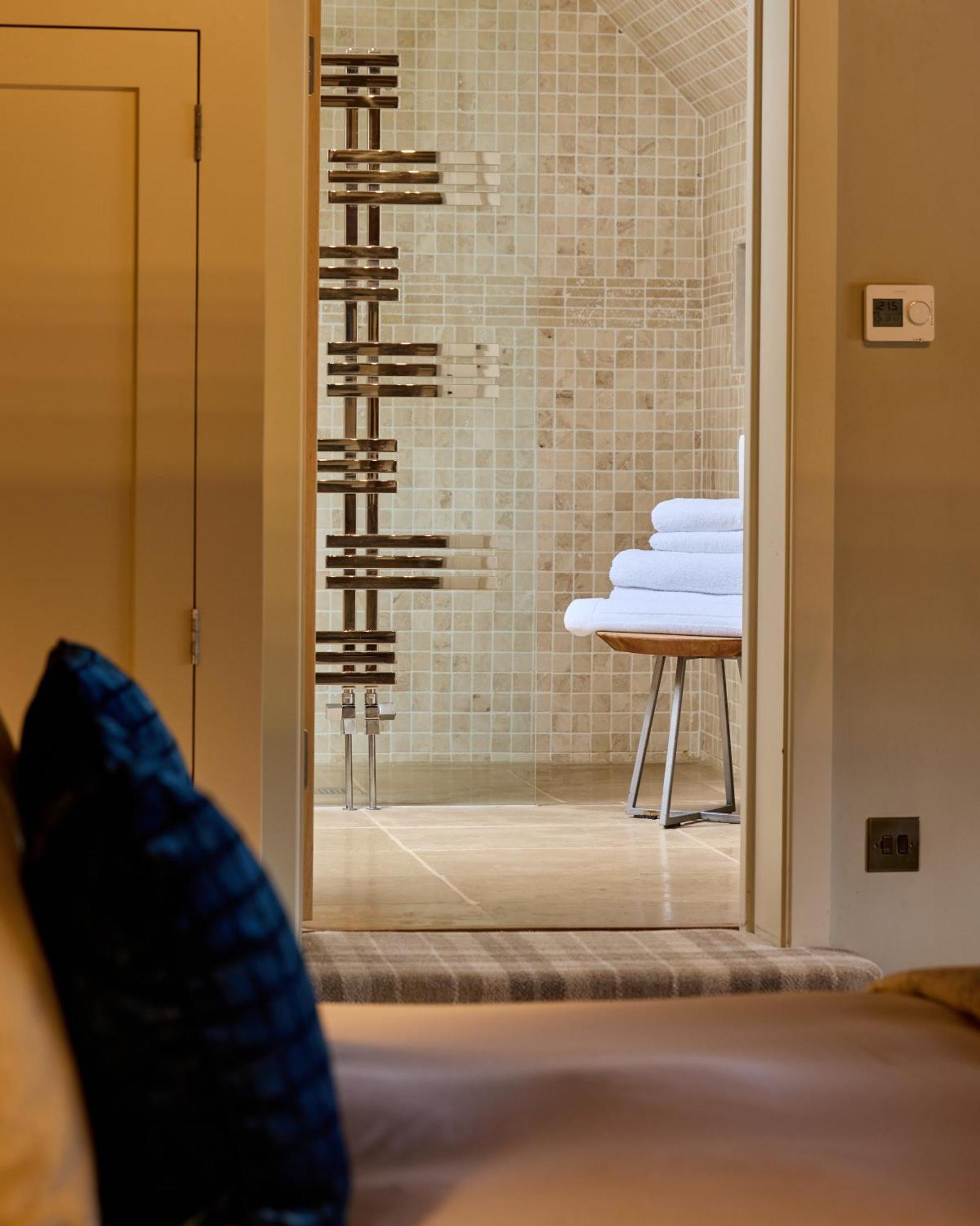 The Harcourt Arms Otel Stanton Harcourt Dış mekan fotoğraf A wet room at The River Lee Hotel, Hertfordshire, England