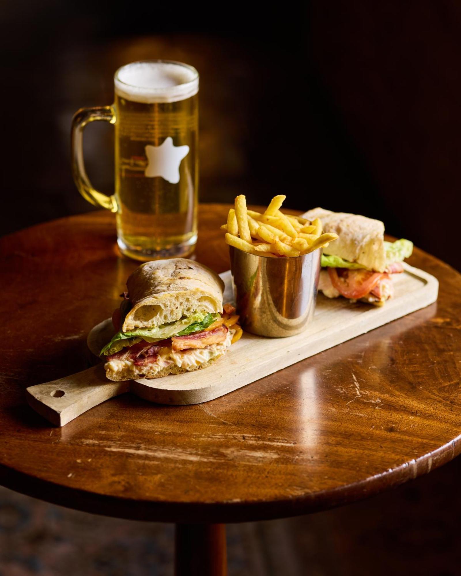 The Harcourt Arms Otel Stanton Harcourt Dış mekan fotoğraf A club sandwich with chips